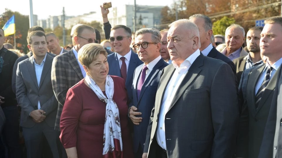 Με συγκίνηση πραγματοποιήθηκαν τα εγκαίνια της ελληνικής πλατείας στη Μαριούπολη